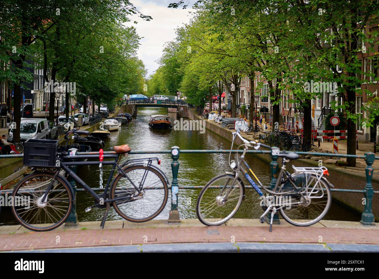 Amsterdam, pays-Bas – 16 septembre 2024 navigation de plaisance sur un canal d'Amsterdam. Avoir une croisière de plaisir le long d'un canal tranquille à Amsterdam, pays-Bas. Banque D'Images