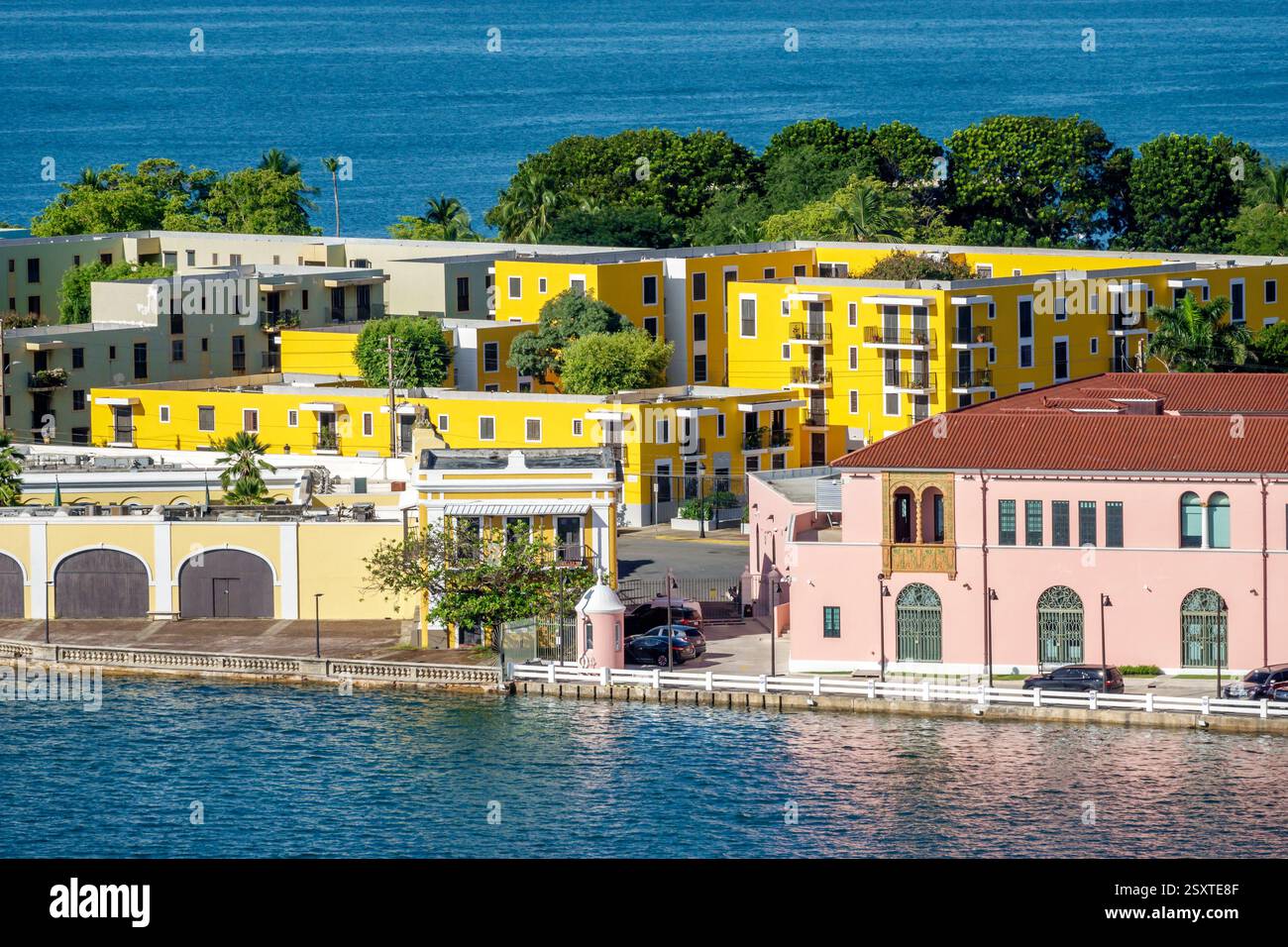San Juan Porto Rico, océan Atlantique, baie de San Juan, vue sur le port de croisière, la maison de douane de la Aduana, architecture coloniale historique, patrimoine espagnol, bâtiment rose Banque D'Images