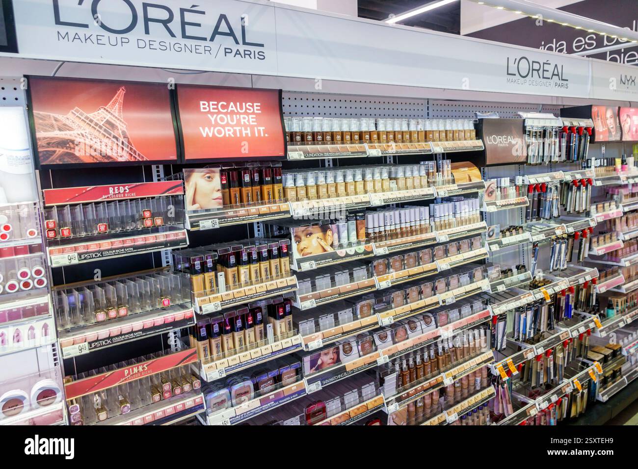 San Juan Puerto Rico, Viejo Old San Juan, pharmacie Walgreens, intérieur, étagères de vente d'affichage allée, cosmétiques de maquillage de beauté, L'Oréal Paris Banque D'Images