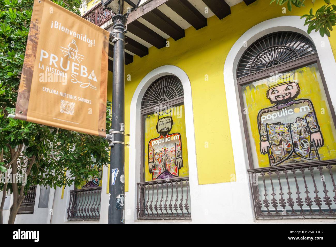 San Juan Puerto Rico, Viejo Old San Juan, Calle Recinto sur, architecture coloniale, quartier historique, bâtiment jaune vif, balcon en fer, fenêtres cintrées, s Banque D'Images