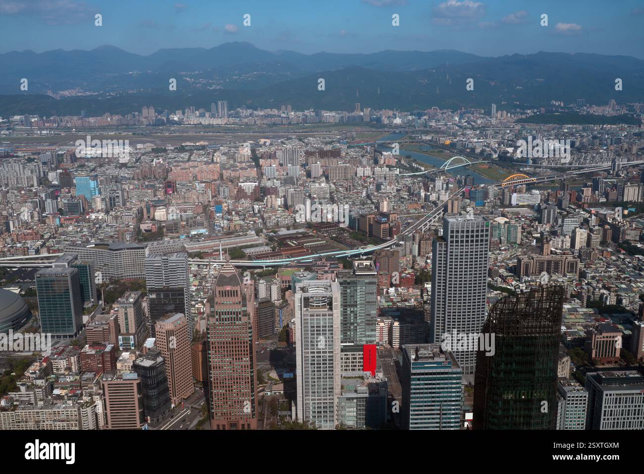TAIPEI, TAÏWAN -12 janvier 2025- vue d'une journée du centre-ville de Taipei, capitale de Taïwan, vue depuis l'observatoire du bâtiment Taipei 101. Banque D'Images