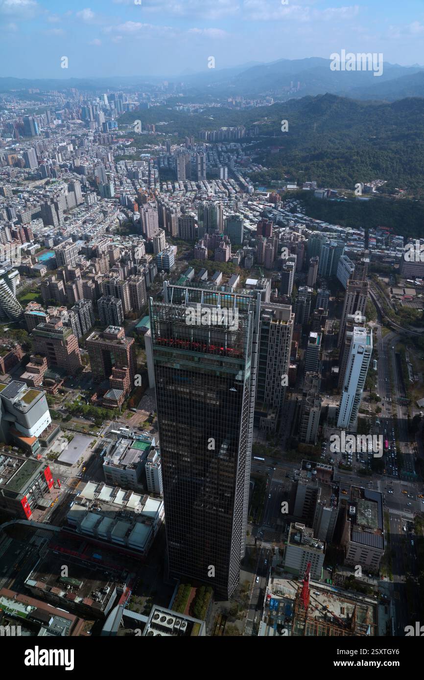 TAIPEI, TAÏWAN -12 janvier 2025- vue d'une journée du centre-ville de Taipei, capitale de Taïwan, vue depuis l'observatoire du bâtiment Taipei 101. Banque D'Images