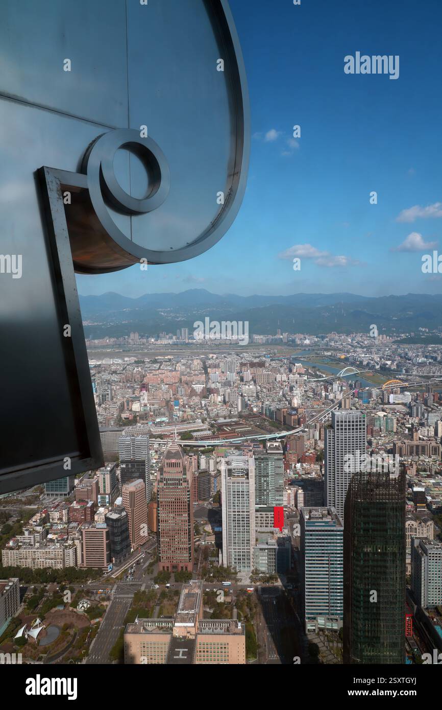 TAIPEI, TAÏWAN -12 janvier 2025- vue d'une journée du centre-ville de Taipei, capitale de Taïwan, vue depuis l'observatoire du bâtiment Taipei 101. Banque D'Images