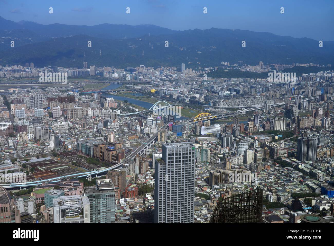TAIPEI, TAÏWAN -12 janvier 2025- vue d'une journée du centre-ville de Taipei, capitale de Taïwan, vue depuis l'observatoire du bâtiment Taipei 101. Banque D'Images