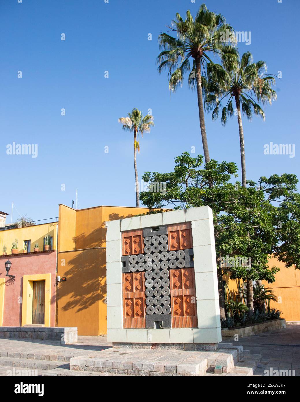 Oaxaca, Mexique ; 1er janvier 2025 : vues sur les rues colorées du quartier de Xochimilco dans la ville de Oaxaca. Banque D'Images