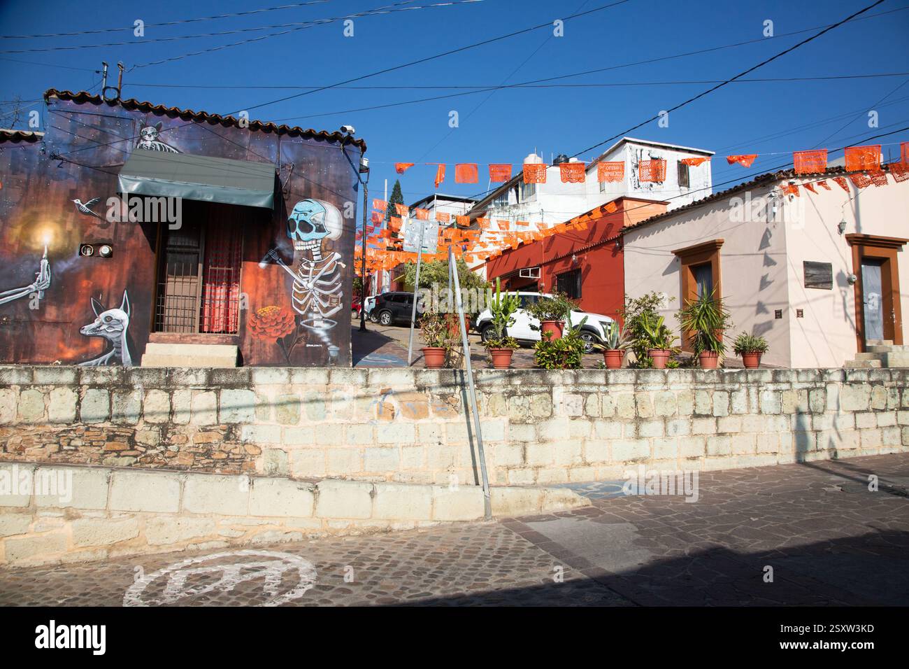 Oaxaca, Mexique ; 1er janvier 2025 : vues sur les rues colorées du quartier de Xochimilco dans la ville de Oaxaca. Banque D'Images