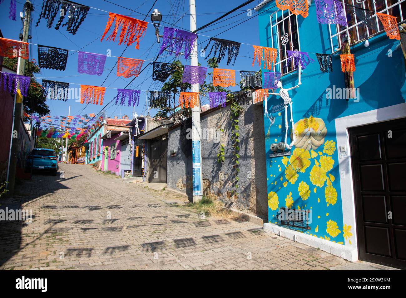 Oaxaca, Mexique ; 1er janvier 2025 : vues sur les rues colorées du quartier de Xochimilco dans la ville de Oaxaca. Banque D'Images