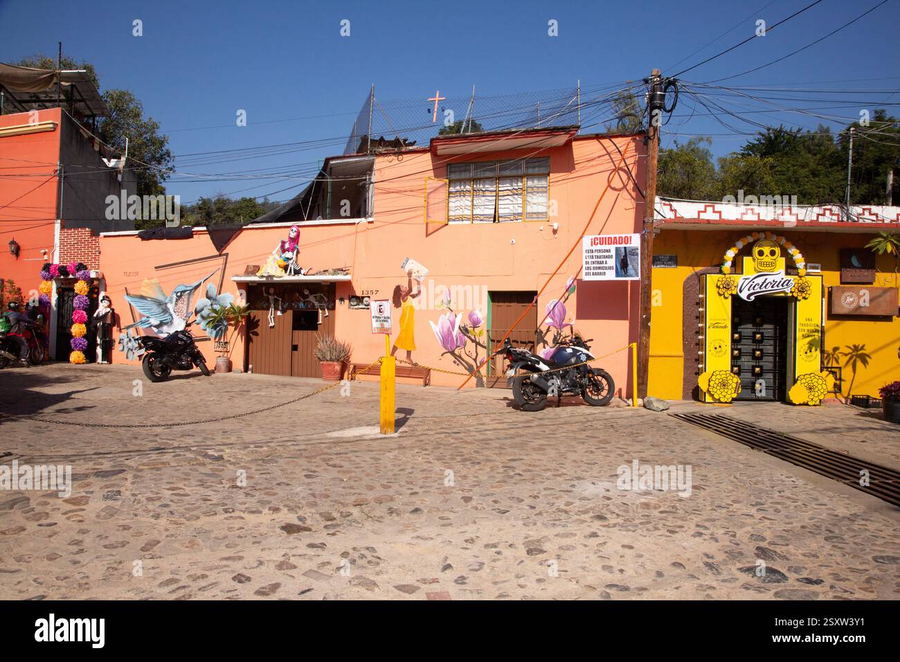 Oaxaca, Mexique ; 1er janvier 2025 : vues sur les rues colorées du quartier de Xochimilco dans la ville de Oaxaca. Banque D'Images