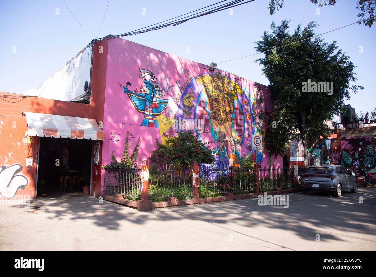 Oaxaca, Mexique ; 1er janvier 2025 : vues sur les rues colorées du quartier de Xochimilco dans la ville de Oaxaca. Banque D'Images