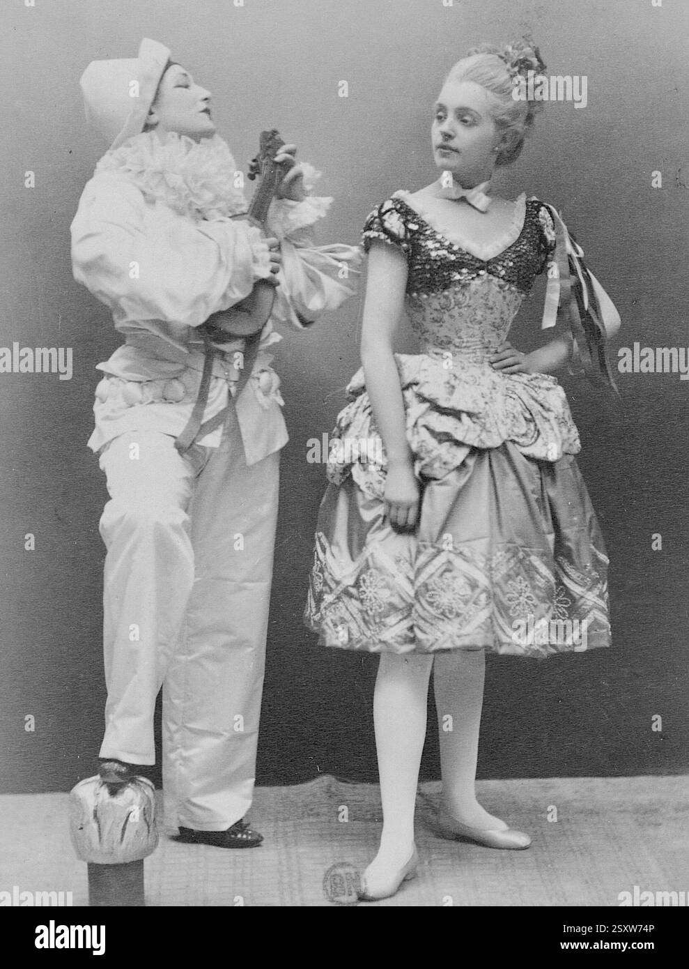 Paul Nadar - Sarah Bernhardt : Pierrot et Rejane : Colombine dans la pièce Pierrot assassin - 1883, Banque D'Images