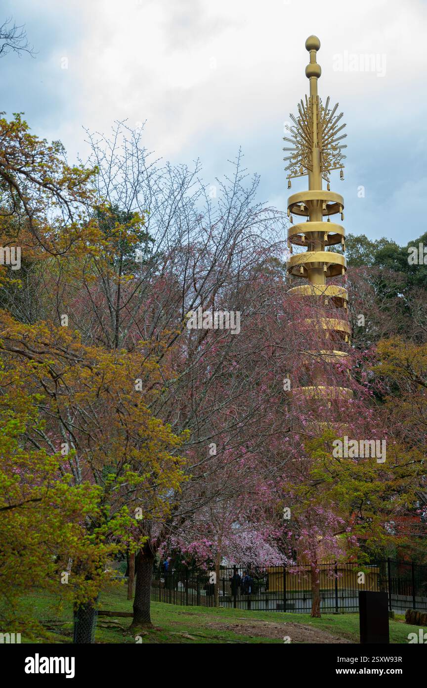 Statue en spirale dorée dans le parc de Nara et le temple Tōdai-ji Préfecture de Nara, île Honshu, Japon. Banque D'Images