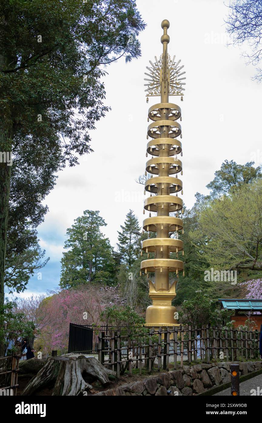 Statue en spirale dorée dans le parc de Nara et le temple Tōdai-ji Préfecture de Nara, île Honshu, Japon. Banque D'Images