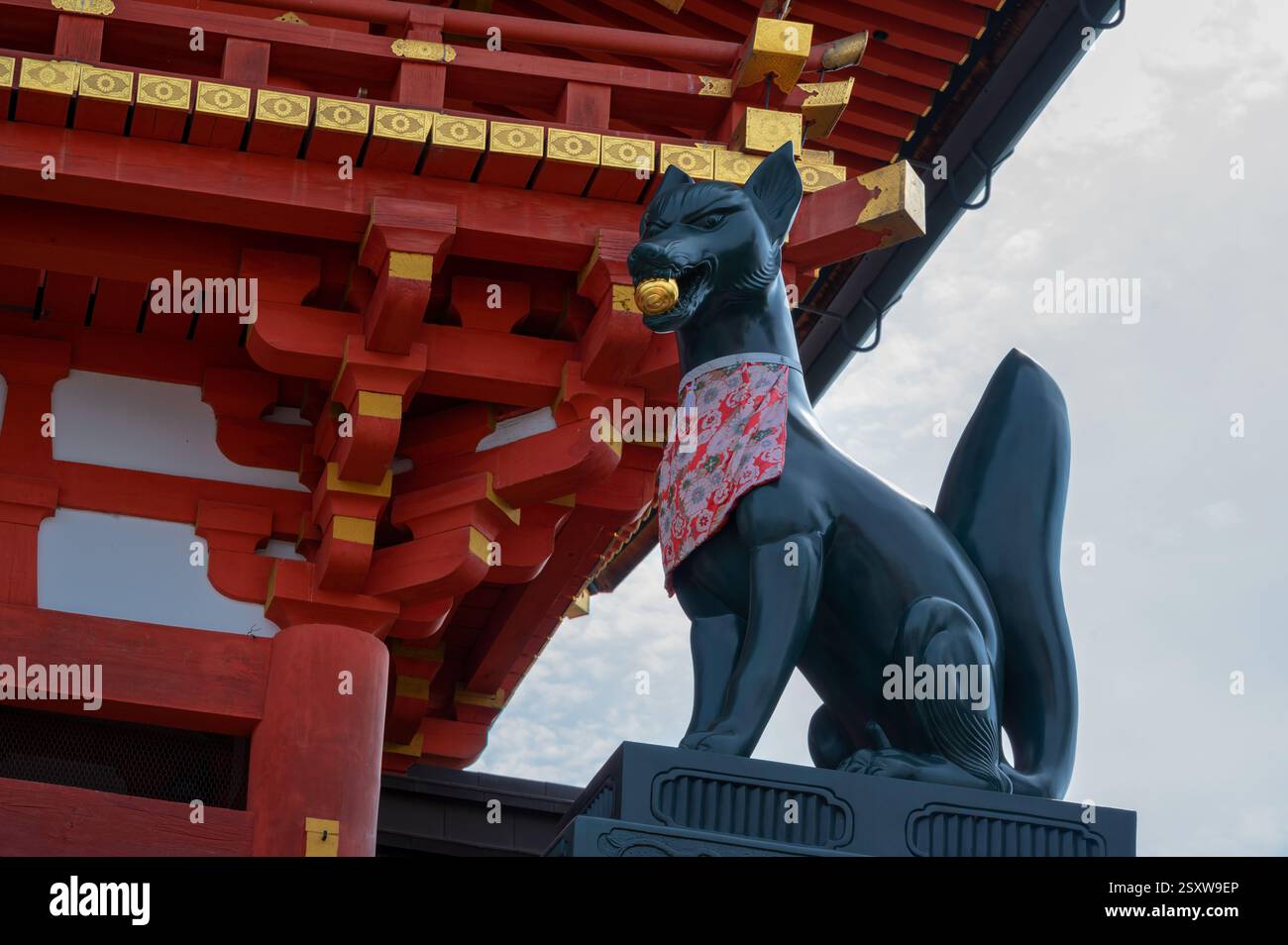 Vue d'une statue de renard à l'entrée de Fushimi Inari, un important sanctuaire shinto dans le sud de Kyoto célèbre pour ses milliers de portes vermillon torii. Banque D'Images