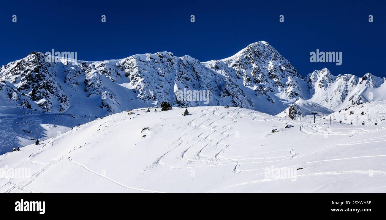 Sommet du pic d'Envalira vu du pas de la Casa (Andorre, Pyrénées) ESP : pic d'Envalira visto desde el pas de la Casa (Andorre, Pirineos) Banque D'Images