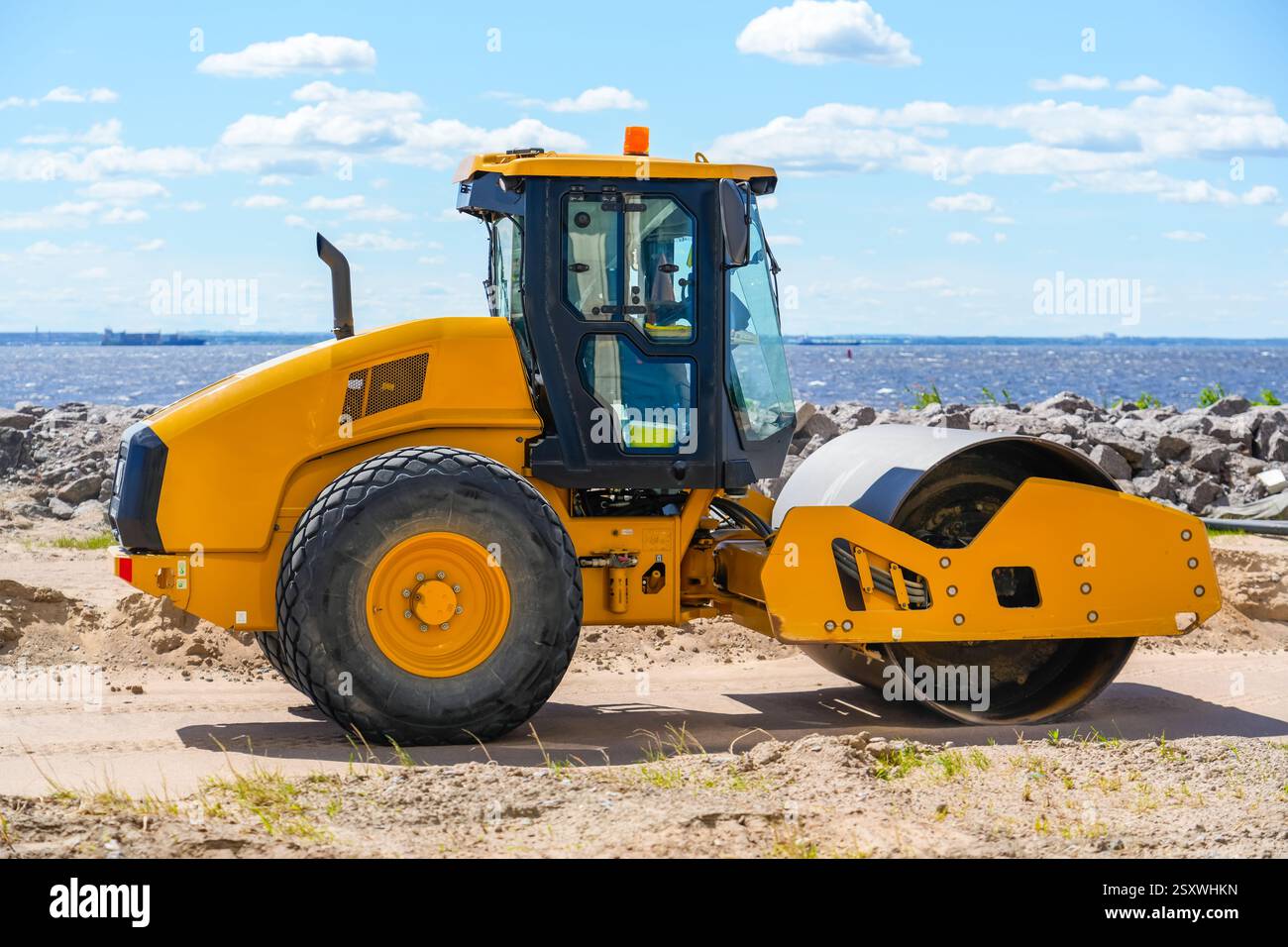 Rouleau de roulement monocylindre vibrant. Compacteur de sol pour niveler le sol pour la fondation et la construction de routes. Équipement de compactage routier chez co Banque D'Images