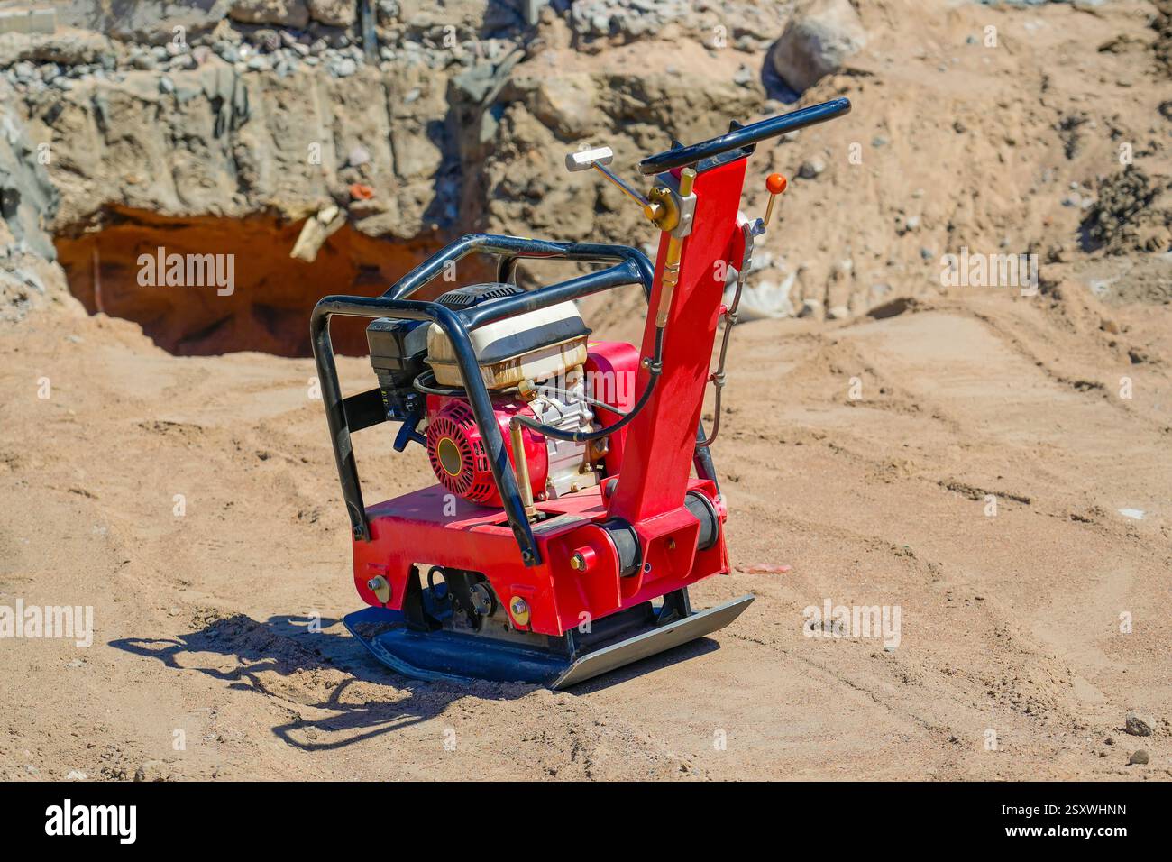 Dispositif portable unique de vibration pour les petits travaux locaux Compacteur de sol pour niveler le sol pour les fondations et la construction de routes. Compactage de la route Banque D'Images