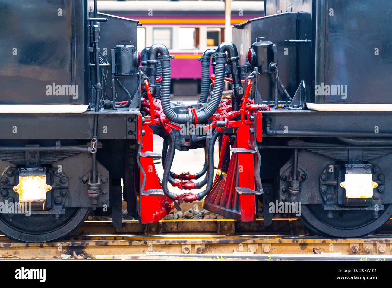 Coupleur de chaîne reliant les wagons de fret locomotives à vapeur rétro rapprochées, grands tampons de wagon visibles Banque D'Images