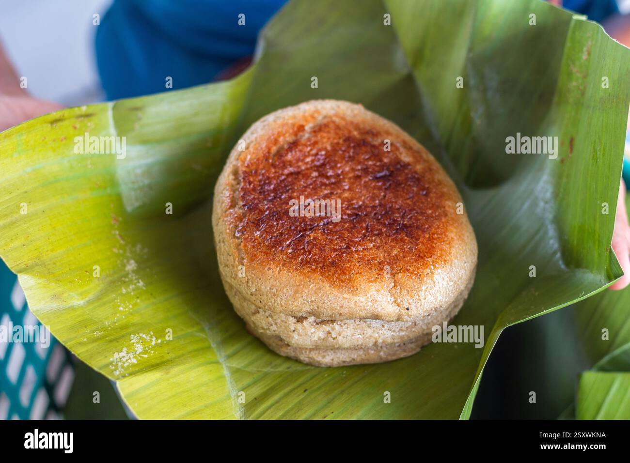 Dessert local traditionnel à base de millet, connu sous le nom de bingka dawa, un type de gâteau de riz servi à Cebu, aux Philippines Banque D'Images