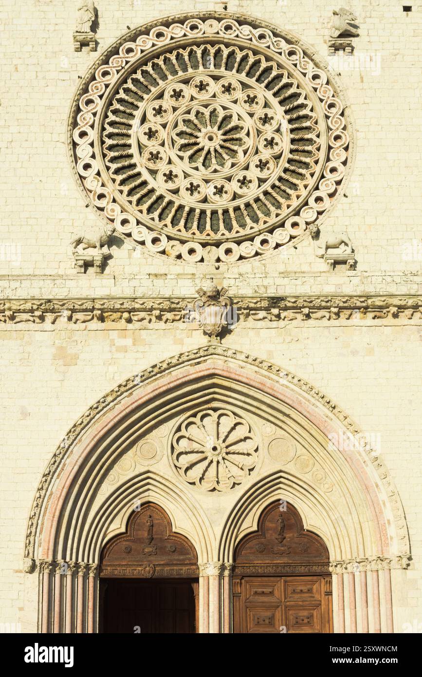 Détails de la façade de la basilique Saint François d'assise, Italie (italien : Basilica di San Francesco d'assise). Banque D'Images Détails de la façade de la basilique Saint François d'assise, Italie (italien : Basilica di San Francesco d'assise). Banque D'Images