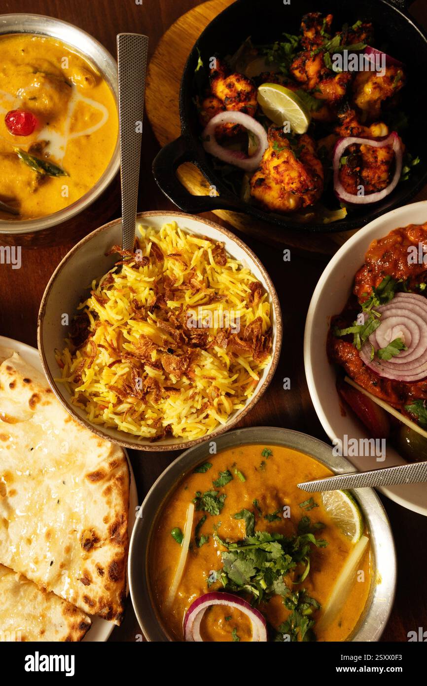 Plat de curry indien avec pain naan Banque D'Images