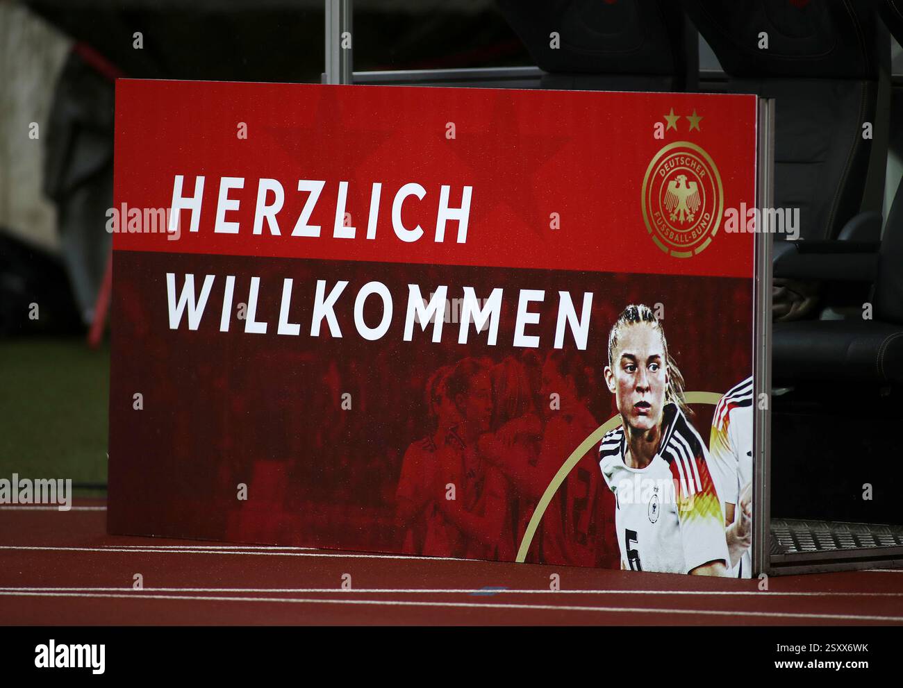 Fussball, Frauen, UEFA Women s Nations League, Liga A, Gruppe A1, saison 2024/2025, Deutschland - Österreich, max-Morlock-Stadion, Nürnberg hier ein Schild des DFB, Deutscher Fussball Bund, Herzlich Willkommen Banque D'Images