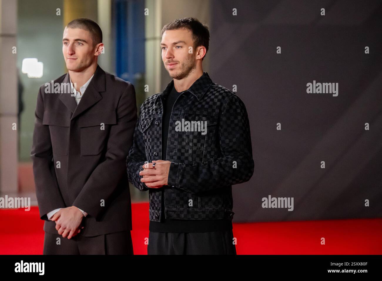 O2 ARENA LONDRES, ROYAUME-UNI - 18 FÉVRIER : Jack Doohan et Pierre Gasly, arrivant sur le tapis rouge pour l'événement F175 Live mardi 18 février 2025 à Londres, Royaume-Uni (photo de Michael Potts/BSR Agency) crédit : BSR Agency/Alamy Live News Banque D'Images