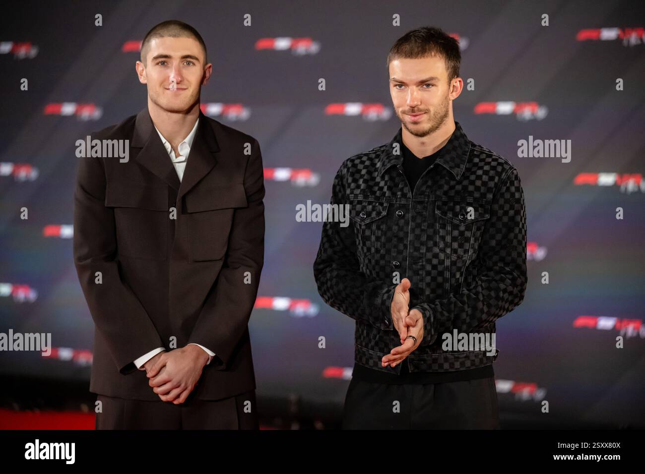 O2 ARENA LONDRES, ROYAUME-UNI - 18 FÉVRIER : Jack Doohan et Pierre Gasly, arrivant sur le tapis rouge pour l'événement F175 Live mardi 18 février 2025 à Londres, Royaume-Uni (photo de Michael Potts/BSR Agency) crédit : BSR Agency/Alamy Live News Banque D'Images