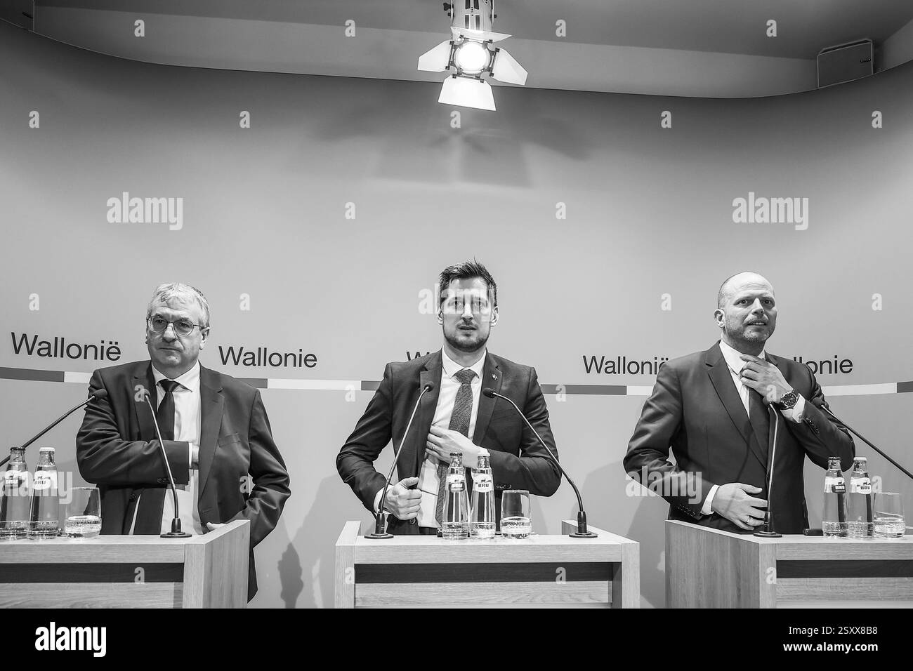 Namur, Belgique. 26 février 2025. Le vice-ministre-président wallon Pierre-Yves Jeholet, le ministre-président wallon Adrien Dolimont et le ministre de la Défense et du commerce extérieur Theo Francken ont pris la photo lors d'une conférence de presse à l'issue de leur réunion de travail à jambes, Namur, mercredi 26 février 2025. BELGA PHOTO BRUNO FAHY crédit : Belga News Agency/Alamy Live News Banque D'Images