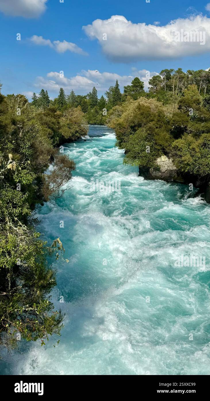 Huka Falls ensemble de cascades sur la rivière Waikato, qui draine le lac Taupō Nouvelle-Zélande. Banque D'Images