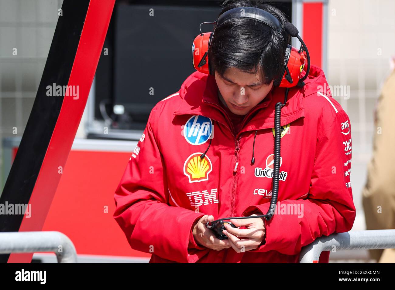 BAHREÏN, BAHREÏN - FÉVRIER 26 : Zhou Guanyu de Chine et Scuderia Ferrari lors de la première journée des essais de F1 sur le circuit international de Bahreïn le 26 février 2025 à Bahreïn, Bahreïn. (Photo de Qian Jun/MB Media) Banque D'Images
