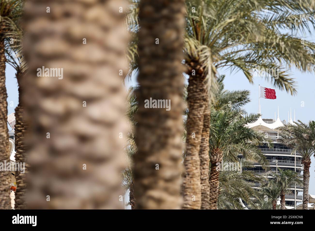 BAHREÏN, BAHREÏN - FÉVRIER 26 : vue générale du paddock lors de la première journée des essais de F1 sur le circuit international de Bahreïn le 26 février 2025 à Bahreïn, Bahreïn. (Photo de Qian Jun/MB Media) Banque D'Images