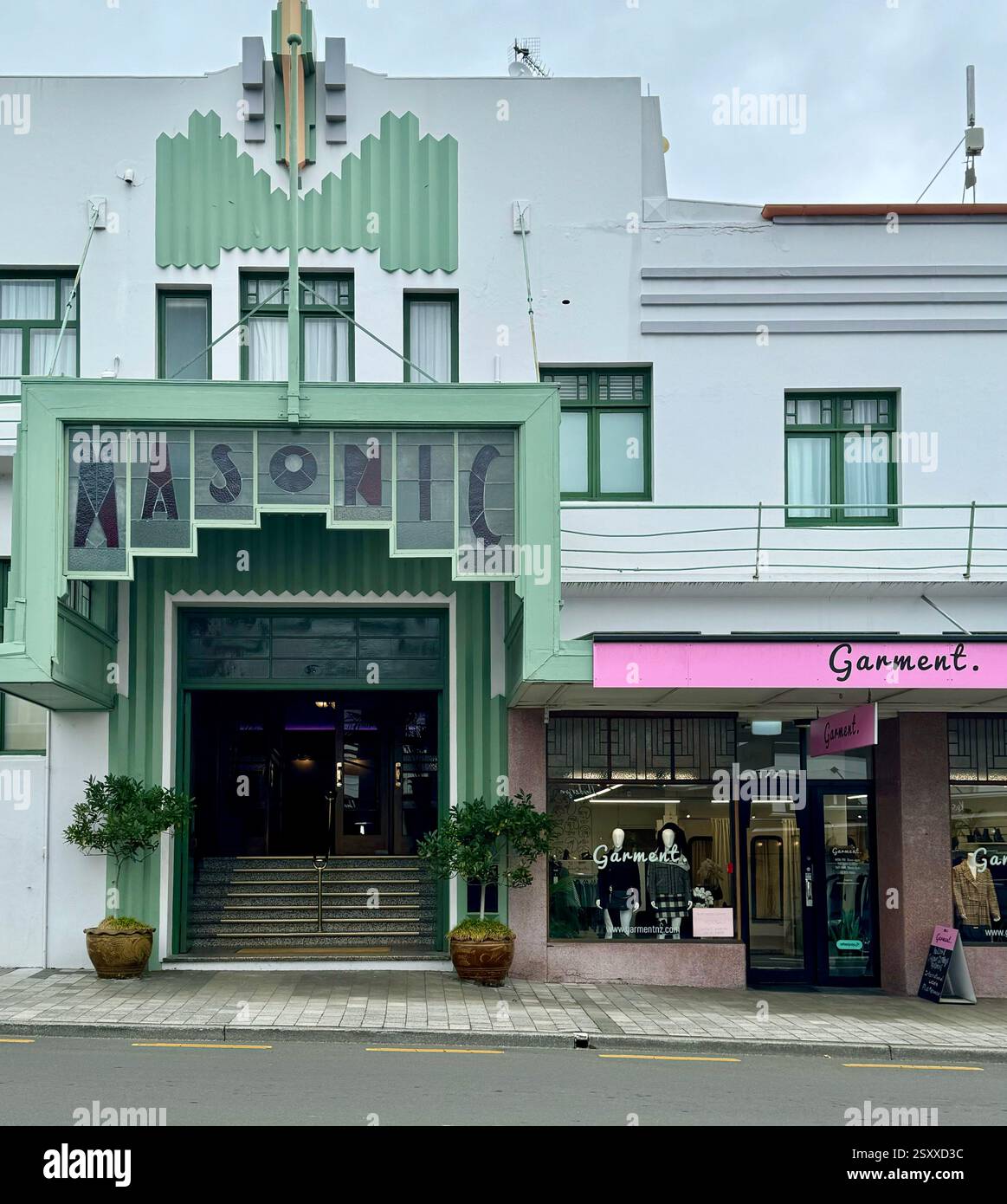 Entrée à l'emblématique hôtel maçonnique Art déco à Napier Hawkes Bay en Nouvelle-Zélande Banque D'Images