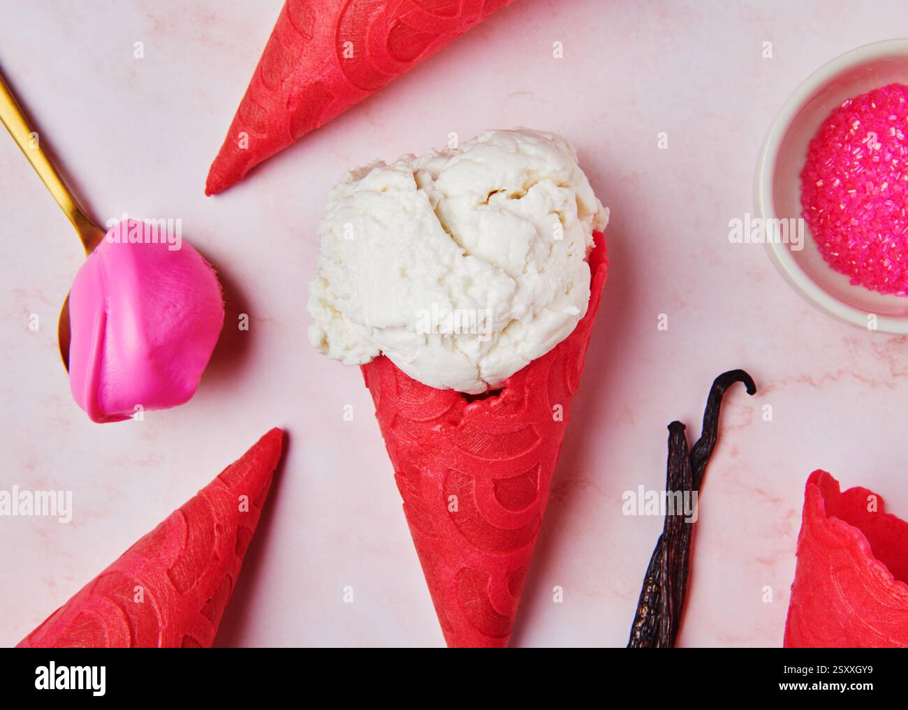 Crème glacée à la vanille sur cônes de crème glacée roses Banque D'Images