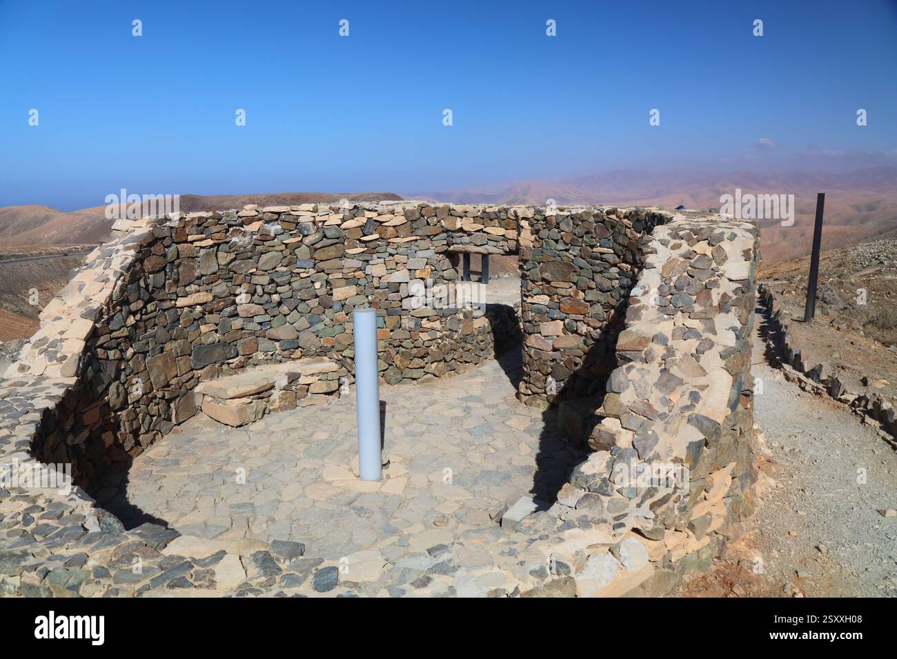 Observatoire astronomique de Sicasumbre à l'intérieur de l'île de Fuerteventura des îles Canaries, Espagne. Nom espagnol : Mirador Astronomico de Sicasumbre. Banque D'Images