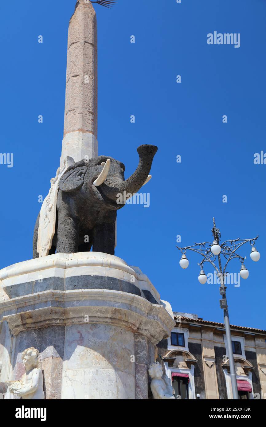 Éléphant de Catane. Ancienne statue d'éléphant en pierre de lave, connue sous le nom de U Liotru. Il est le symbole de Catane, Italie, situé à Piazza del Duomo ci Banque D'Images