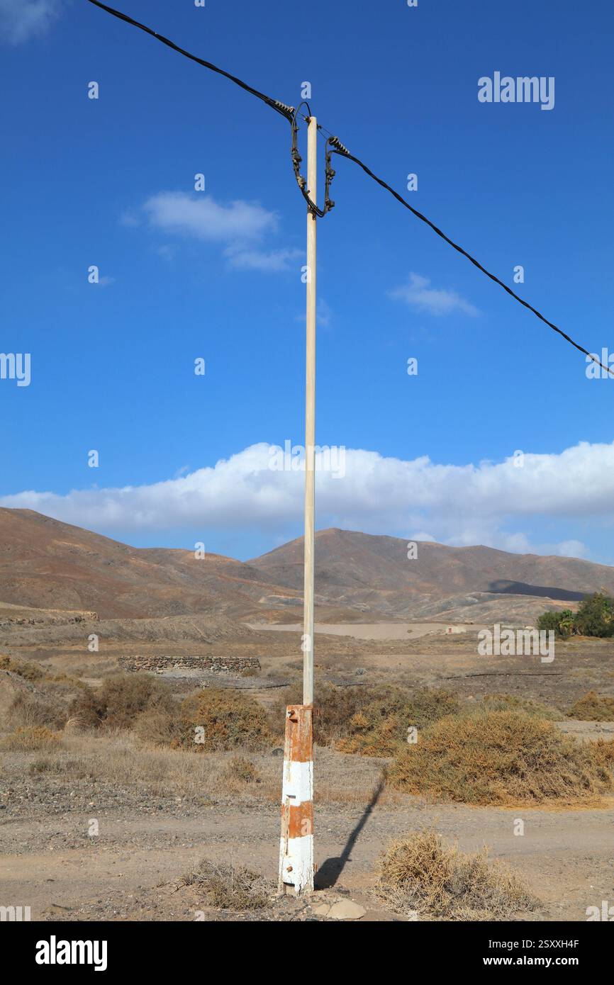 Réseau électrique à Fuerteventura dans les îles Canaries. Poteau utilitaire en Espagne. Banque D'Images