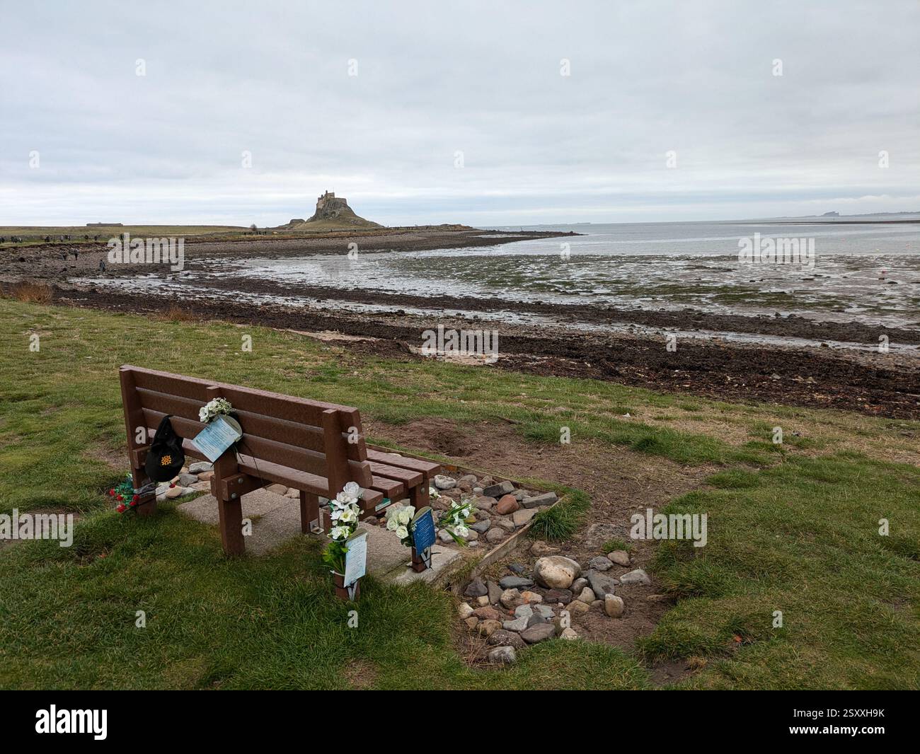Banc commémoratif et château de Lindisfarne, Northumberland, Royaume-Uni - Image de stock capturée avec un smartphone