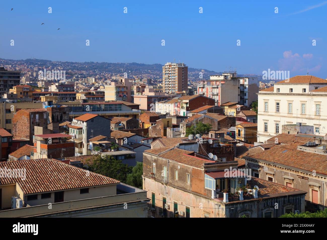 Catane ville en Sicile, Italie. Paysage urbain ensoleillé en été. Banque D'Images