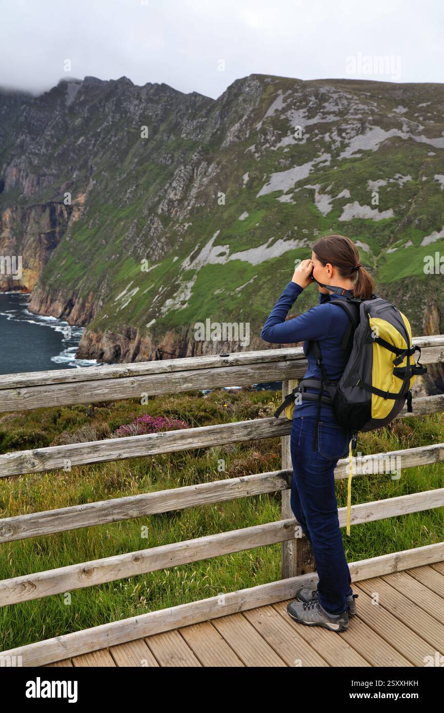 Une touriste prend des photos du paysage de falaise de Slieve League dans le comté de Donegal, en Irlande. Terrasse avec point de vue. Banque D'Images