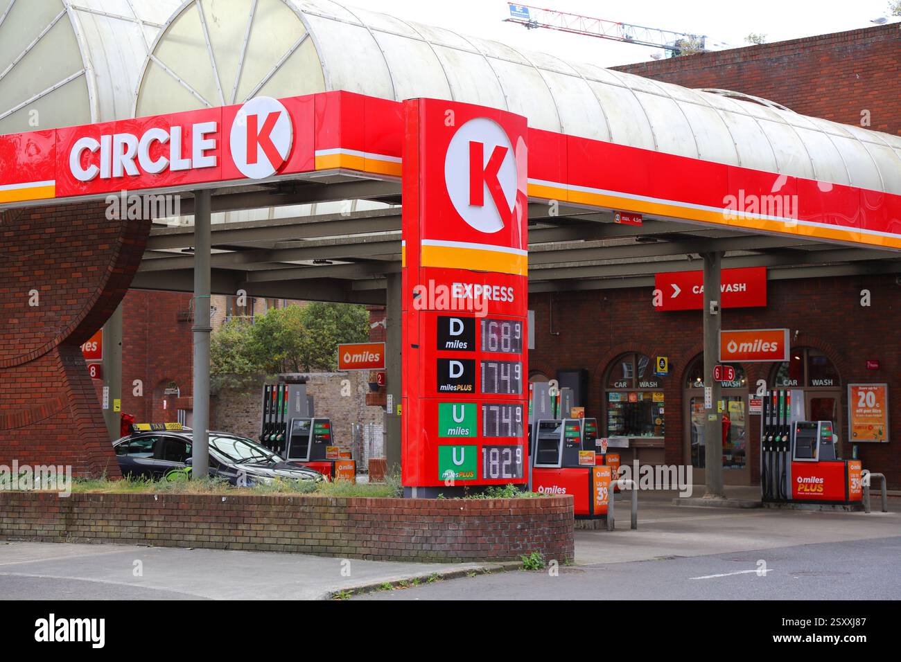 DUBLIN, IRLANDE - 5 JUILLET 2024 : station-service Circle K avec affichage des prix dans le centre-ville de Dublin, Irlande. Banque D'Images