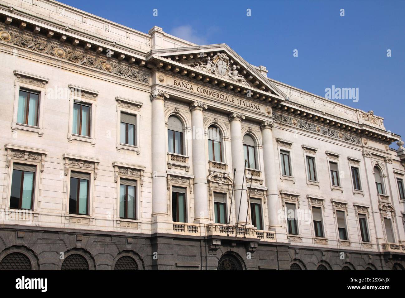 MILAN, ITALIE - 7 OCTOBRE 2010 : bâtiment historique de la banque Banca commerciale Italiana à Milan, Italie. La banque fait partie de l'actuel grou Intesa Sanpaolo Banque D'Images
