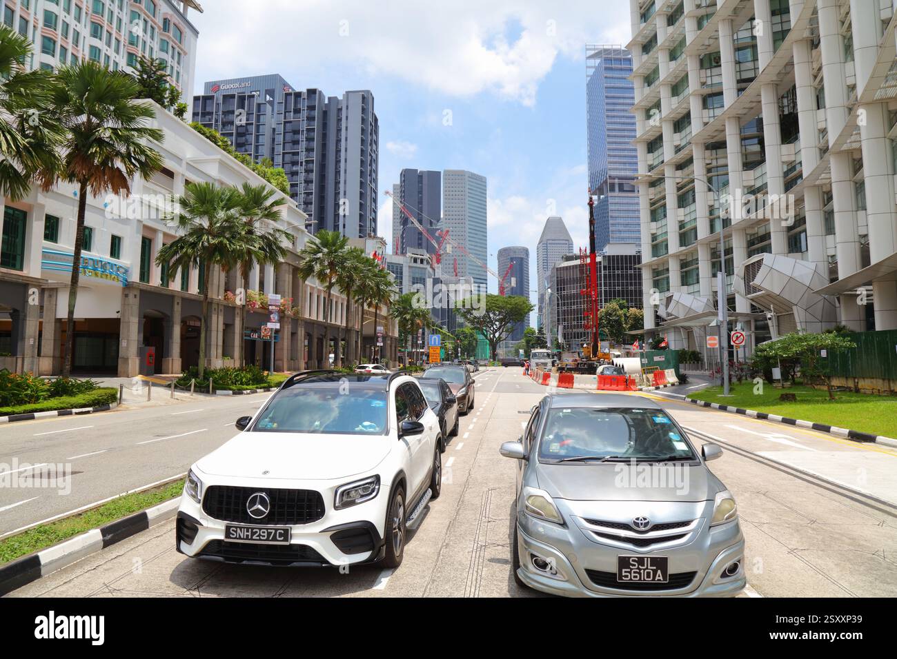 SINGAPOUR, SINGAPOUR - 11 MARS 2024 : trafic sur la route moyenne dans le quartier Rochor de Singapour. Banque D'Images