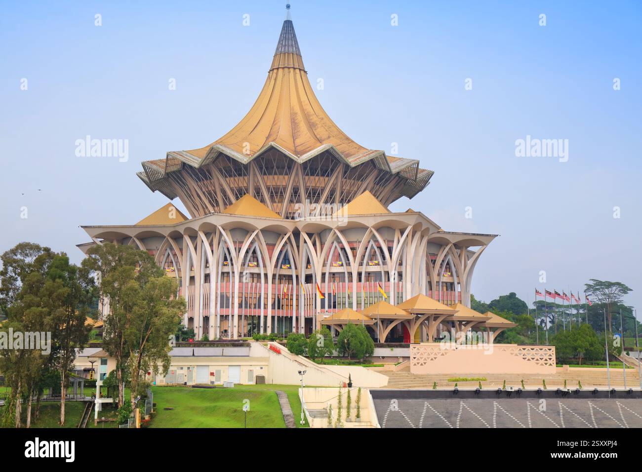 Nouveau bâtiment de l'Assemblée législative de l'État de Sarawak. Bâtiment du gouvernement dans le district de Petra Jaya à Kuching, Sarawak, Malaisie. Banque D'Images