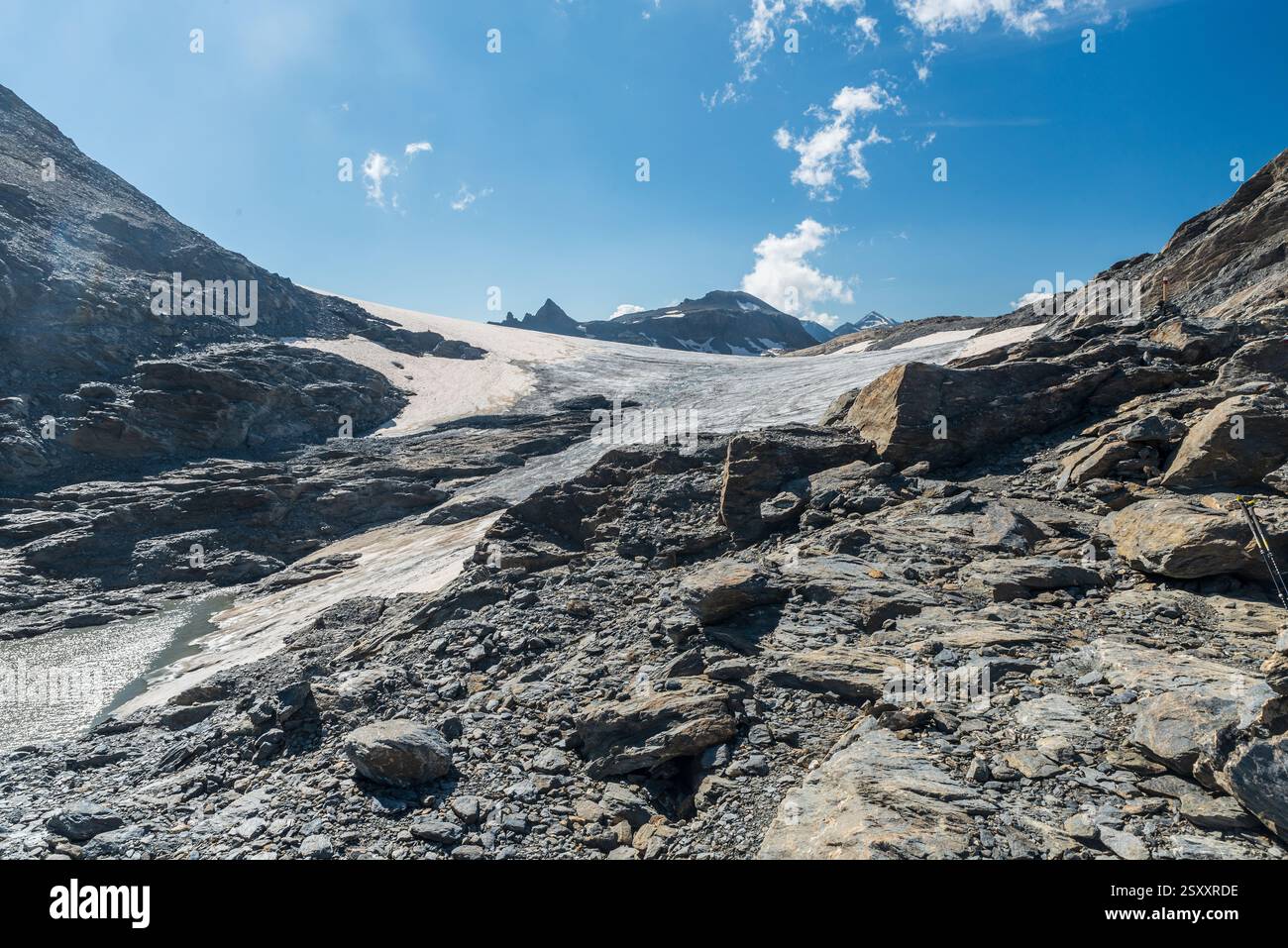 Petit glacier Rochemelon près du col du col de la resta au-dessous du pic de Rocciamelone dans les Alpes graianes sur les frontières franco-italiennes pendant l'été Banque D'Images