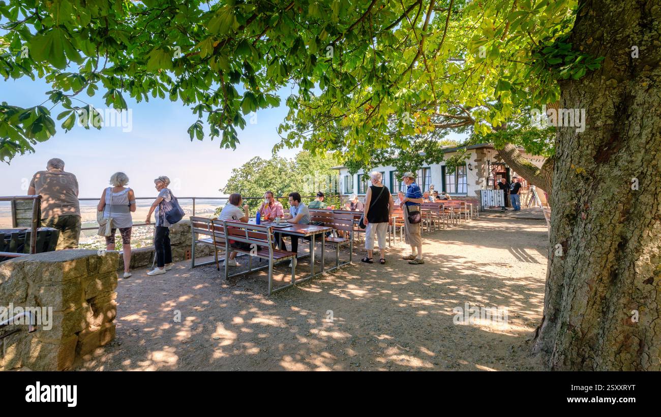 Place de la danse des sorcières, Allemagne – 27 août 2024 : de nombreux touristes visitent les boutiques et le terrain de jeu de la place de la danse des sorcières (montagnes du Harz, Allemagne). Banque D'Images