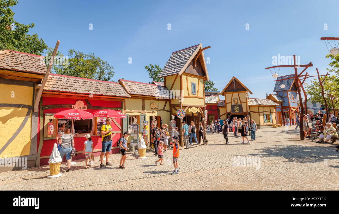 Place de la danse des sorcières, Allemagne – 27 août 2024 : de nombreux touristes visitent les boutiques et le terrain de jeu de la place de la danse des sorcières (montagnes du Harz, Allemagne). Banque D'Images