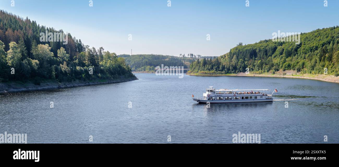 Barrage d'Oker, Allemagne – 28 août 2024 : un bateau d'excursion vole au-dessus du réservoir d'Oker. Le barrage d'Oker est un barrage dans les montagnes du Harz et alimenté par la rivière Oker. Banque D'Images