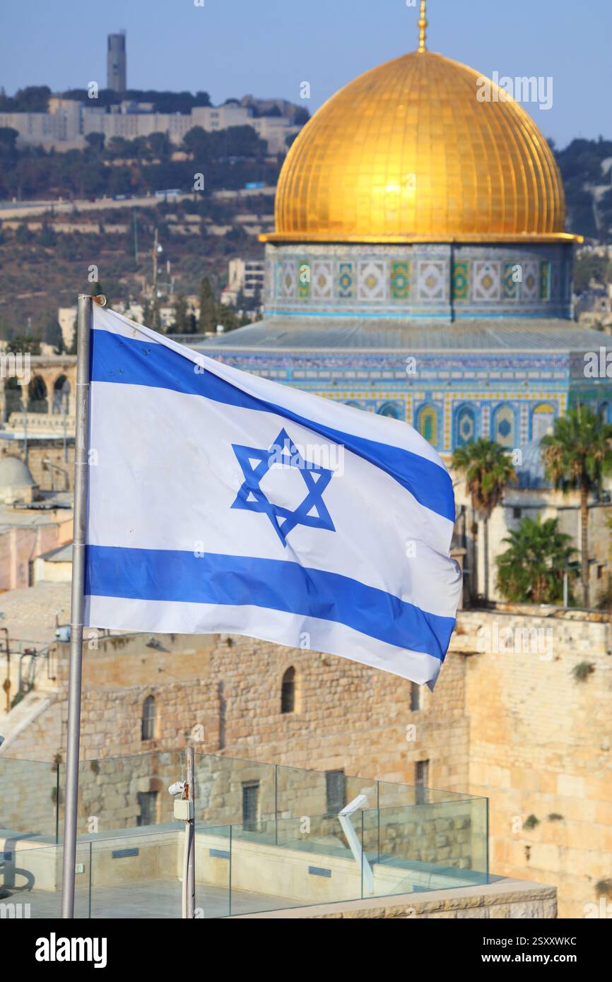 Vieille ville de Jérusalem avec le Dôme du Rocher et le drapeau d'Israël. Banque D'Images