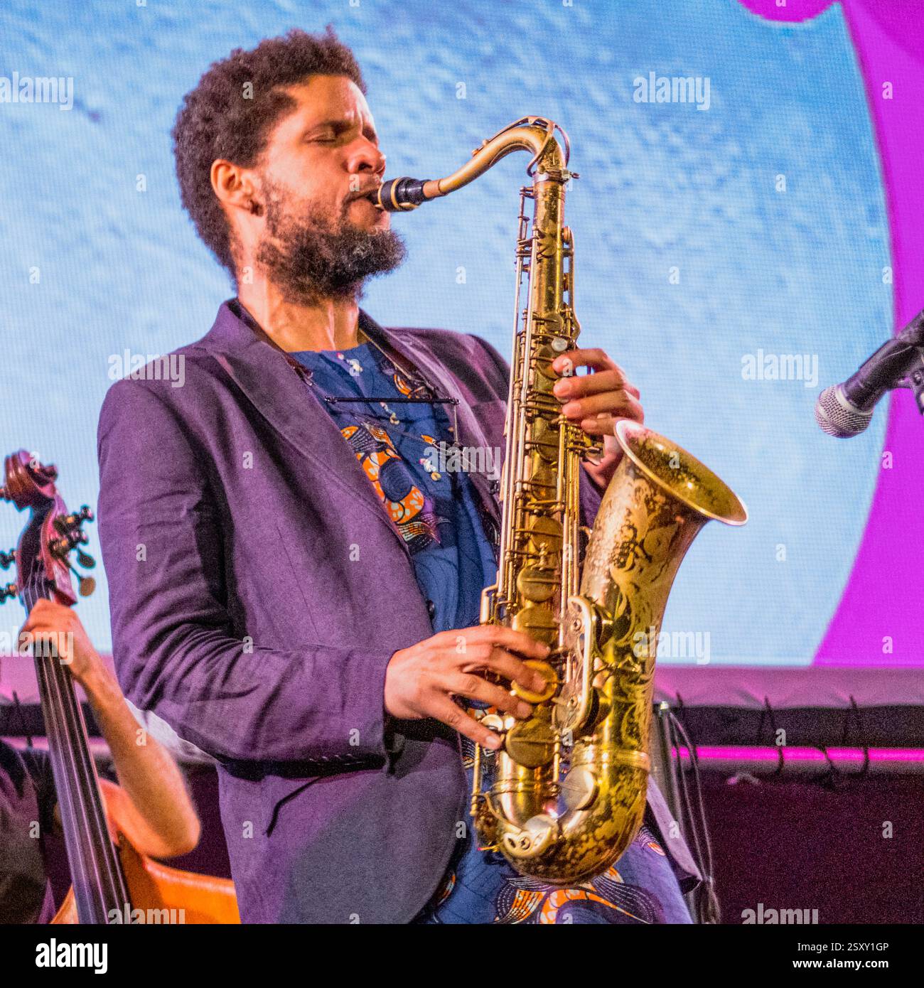 Séville, Espagne, 21 juin 2022, le musicien cubain Ariel Bringuez joue du saxophone avec passion sur scène aux côtés d'un double bassiste dans un contexte dynamique. Banque D'Images