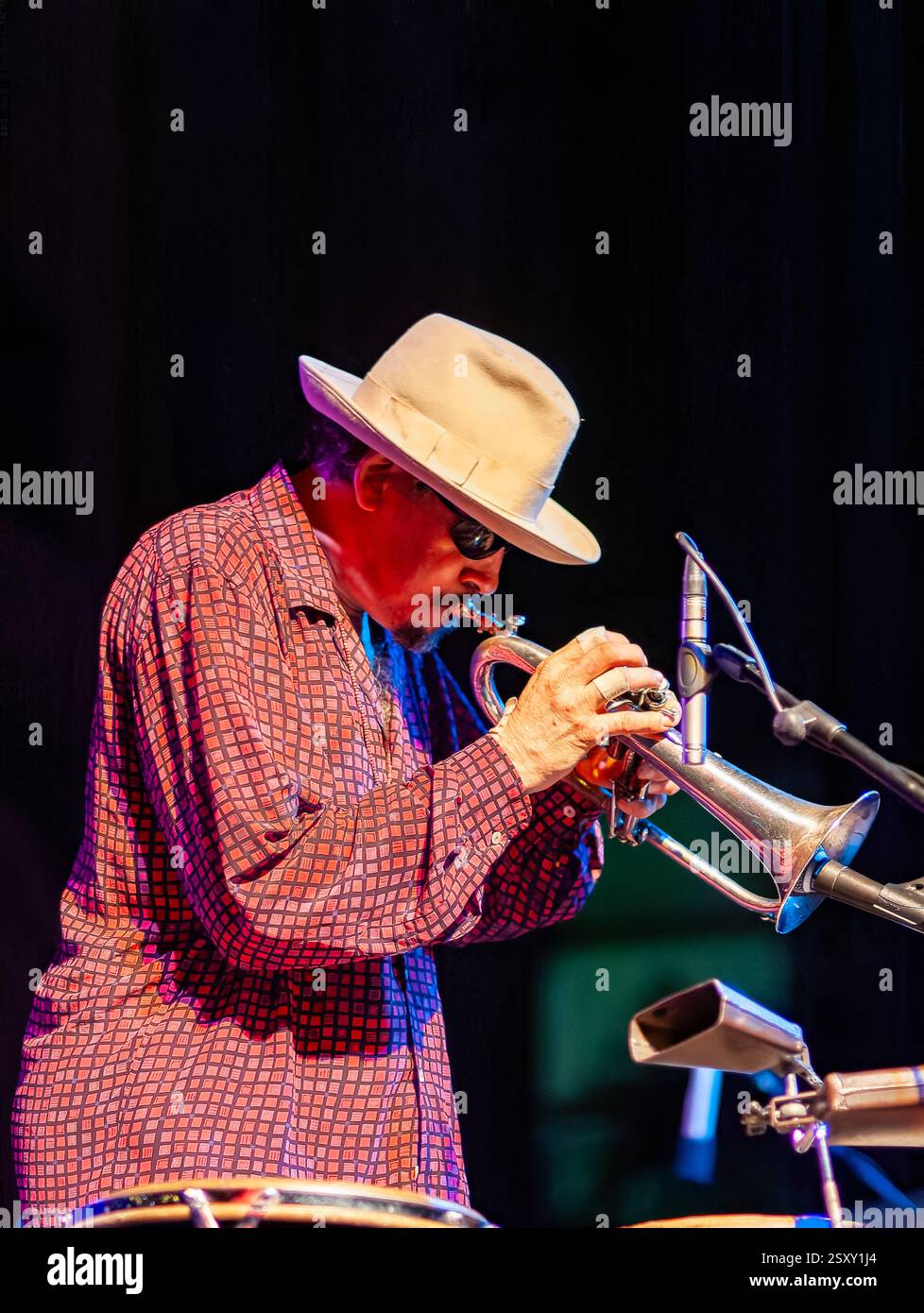 Sanlucar de Barrameda, Espagne, 17 juillet 2004, Jerry Gonzalez se produit avec passion, jouant de la trompette live avec un chapeau et des lunettes de soleil. Banque D'Images